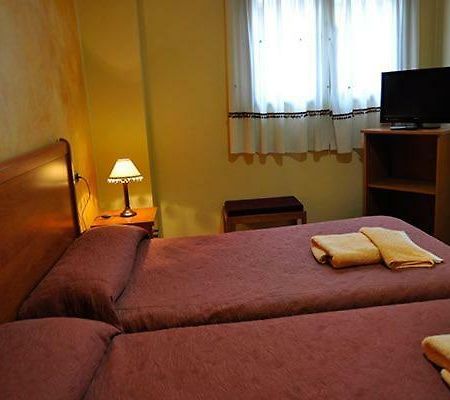 Hostal Puerta Del Valle La Cisterniga Luaran gambar