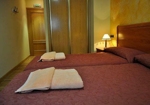 Hostal Puerta Del Valle La Cisterniga Luaran gambar