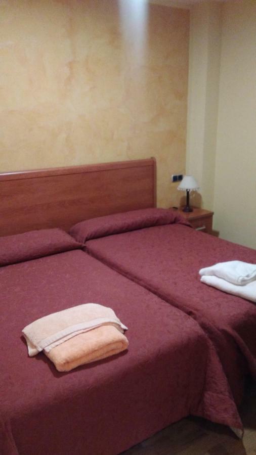 Hostal Puerta Del Valle La Cisterniga Luaran gambar