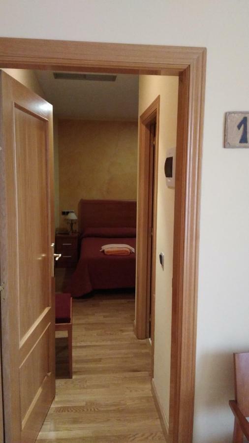 Hostal Puerta Del Valle La Cisterniga Luaran gambar
